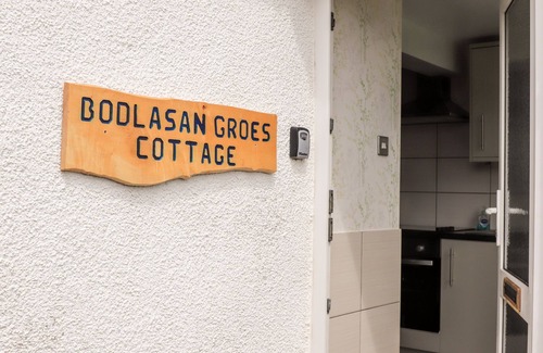 Holyhead Cabaña | BODLASAN GROES COTTAGE, pet friendly, with a garden in Llanfachraeth