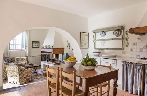 Bucine Otro | Bòggina, bodega Petrolo. Finca exclusiva con piscina y jardín. Camina hacia el pueblo.