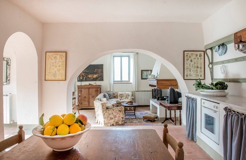 Bucine Otro | Bòggina, bodega Petrolo. Finca exclusiva con piscina y jardín. Camina hacia el pueblo.