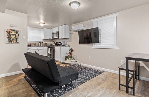 Sacramento Apartamento | Bohemian and Cat themed/Close to MT Sac | Laundry