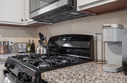 Sacramento Apartamento | Bohemian and Cat themed/Close to MT Sac | Laundry