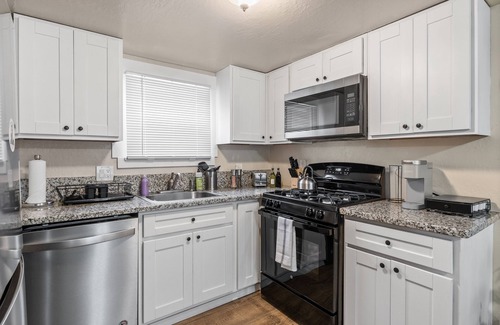 Sacramento Apartamento | Bohemian and Cat themed/Close to MT Sac | Laundry