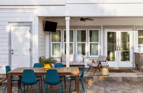 Crystal Beach Casa | Bohemian Beach Retreat Fully Stocked Villa Near Beach w Pool Outdoor Dining