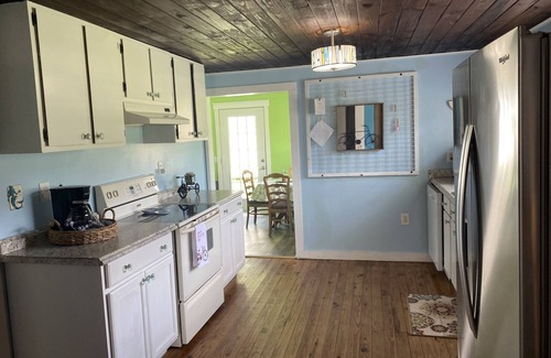 Inverness Casa | Bohemian Bike 2-BR Cottage in Downtown Inverness