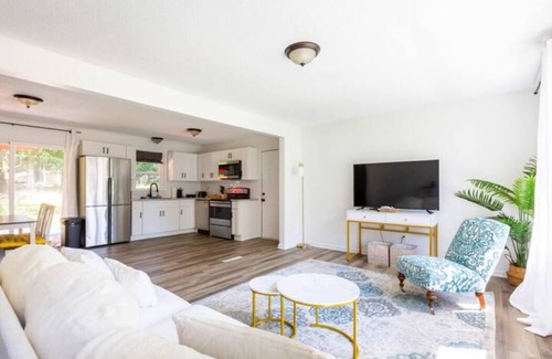 Newton Casa | Bohemian Retreat |Newly Remodeled with New Hot tub