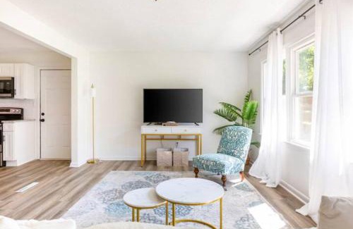 Newton Casa | Bohemian Retreat Newly Remodeled with New Hot tub