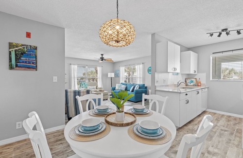 New Smyrna Beach Condominio | Bohemian Sunrise - Pool, Fishing, BBQ - South NSB, Quiet - No-drive Beach