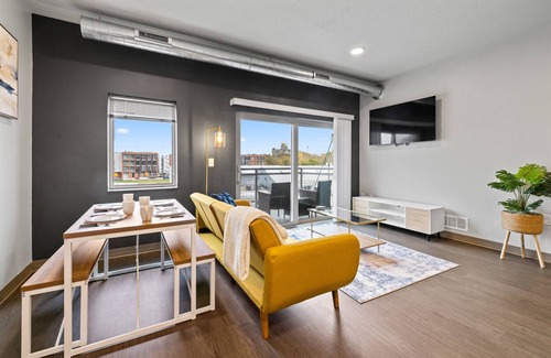 Downtown Des Moines Apartamento | Boho 2B1B w/Wi-Fi, Balcony Views, Coffee + Parking