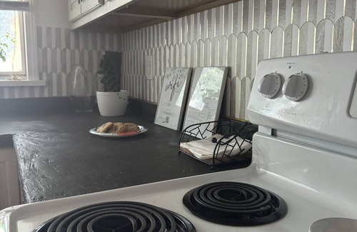 Oswego Apartamento | Boho 3-bedroom apt with fully supplied kitchen, WiFi, AC - Oldest Home in Oswego