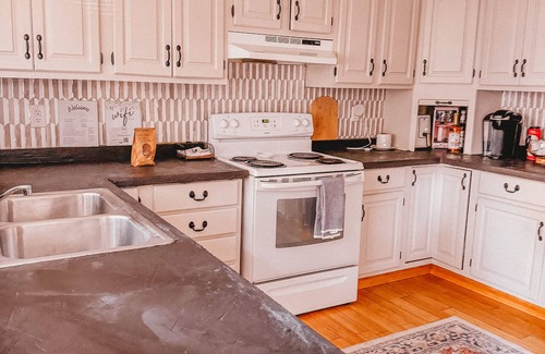 Oswego Apartamento | Boho 3-bedroom apt with fully supplied kitchen, WiFi, AC - Oldest Home in Oswego