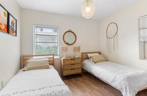 Miami Shores Casa | Boho 3br Miami Retreat Firepit & Outdoor Bar