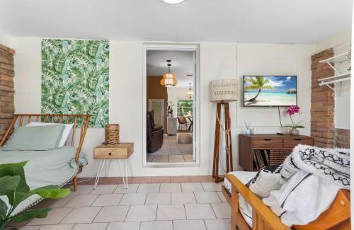 Miami Shores Casa | Boho 3br Miami Retreat Firepit & Outdoor Bar