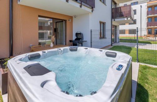 Modra Apartamento | Boho Apt w Jacuzzi, Grill & Garden