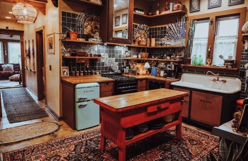 Bay View Cabaña | Boho Art cottage in hip Bay View, Milw neighborhood- 3bed, Sauna, Hot Tub