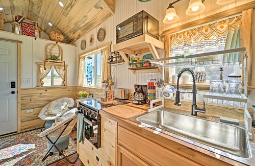 Cortez Apartamento | 'Boho Bliss' Tiny Home w/ Fireplace, Fire Pit