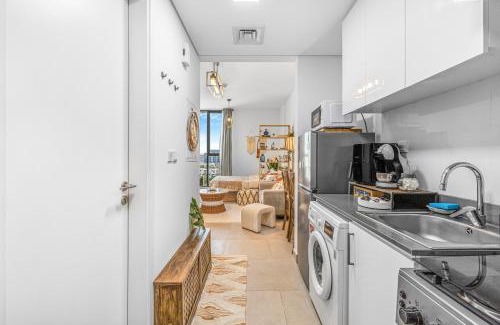 Sharjah Apartamento | Boho Bloom Studio Apartment by JK