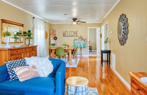 Bristol Casa | BOHO Broad! Close to CASINO! PET friendly, fenced yard!