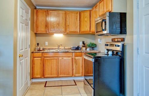 Bristol Casa | BOHO Broad! Close to CASINO! PET friendly, fenced yard!
