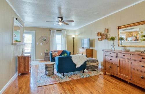 Bristol Casa | BOHO Broad! Close to CASINO! PET friendly, fenced yard!