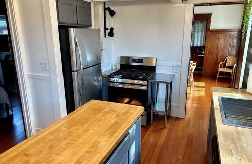 Eureka Casa | Boho Bungalow! King Bed-Full Backyard-Washer-Dryer-Fast WiFi!