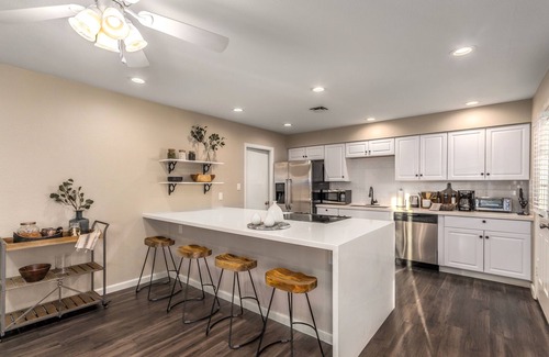 Cox Heights Casa | Cal King Modern Scottsdale Oasis