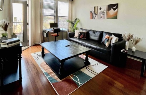 West End Condominio | Boho chic condo 5 min to downtown gated community free parking pool