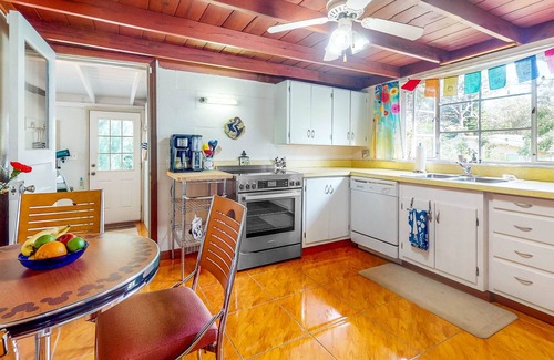 Nalcrest Cabaña | Boho-chic cottage with direct lake access, amazing views - dog-friendly