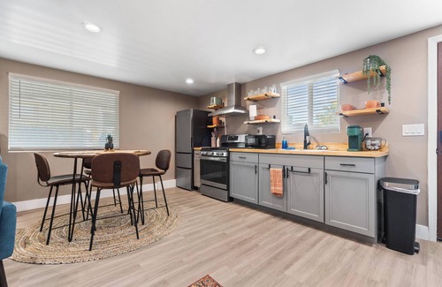 Visalia Apartamento | Boho Chic - DT Visalia/W Modern Art Flair