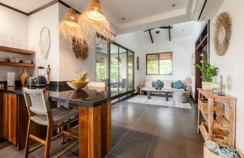 Dominicalito Apartamento | Boho-chic Duplex Penthouse, sea and jungle views, AC