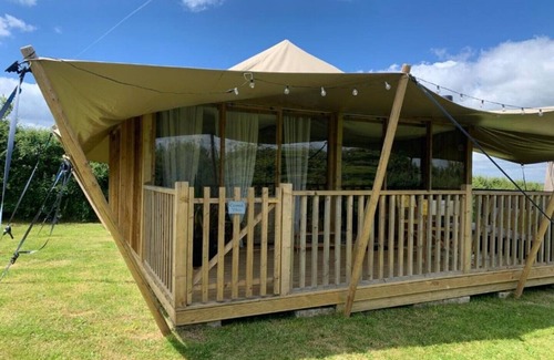 Torpoint Alquiler De RV | Boho Chic Glamping on the Rame Peninsula: Luxury Safari Tent for Families, pets