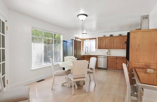 Redwood City Casa | Boho Chic Rancher Huge Yard Fast Wifi Close to Everything