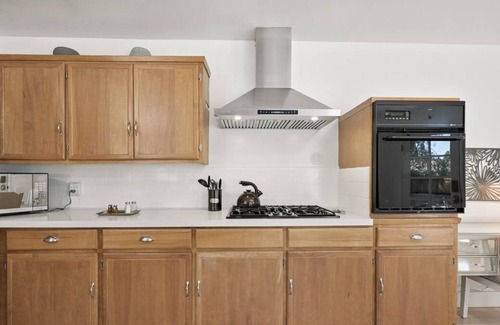 Redwood City Casa | Boho Chic Rancher Huge Yard Fast Wifi Close to Everything