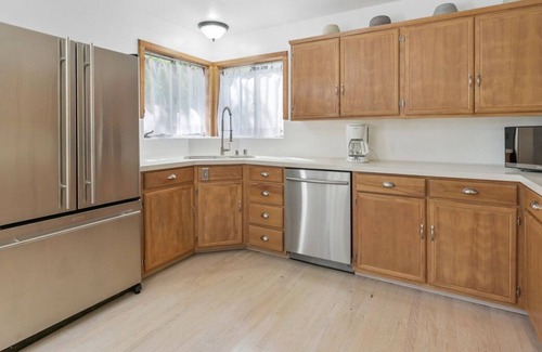 Redwood City Casa | Boho Chic Rancher Huge Yard Fast Wifi Close to Everything