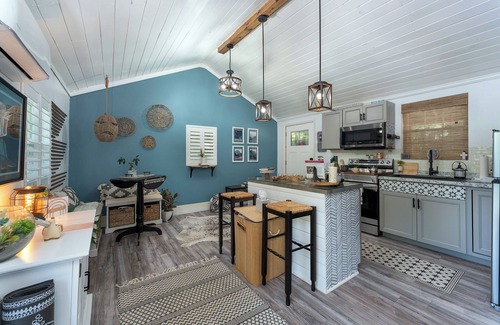 Spruce Pine Cabina | Boho Chic Retreat! Hot Tub+Fire Pit! Nearby Spruce Pine & Blue Ridge Parkway!