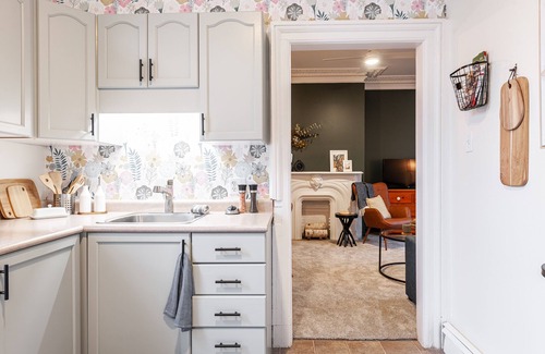 Stratford Apartamento | Boho Chic Suite: WiFi, Free onsite parking, board games, short walk to dwntown!