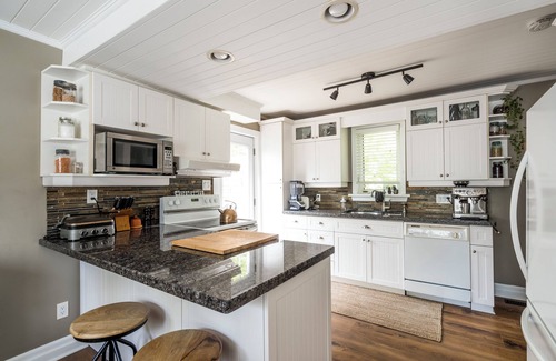 Bracebridge Casa | Boho Cozy Home by the Muskoka River, 5 mins. to downtown Bracebridge
