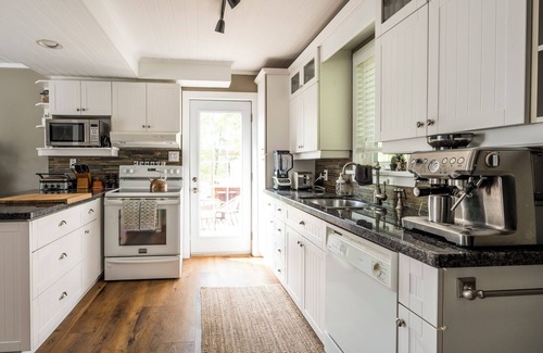 Bracebridge Casa | Boho Cozy Home by the Muskoka River, 5 mins. to downtown Bracebridge
