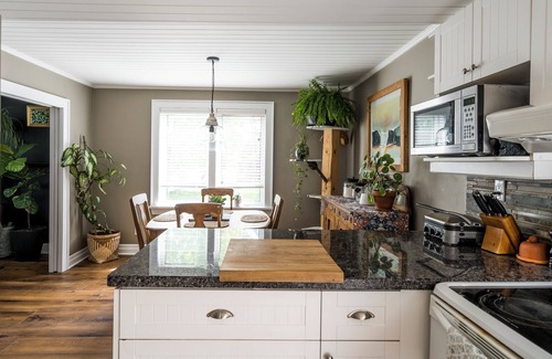 Bracebridge Casa | Boho Cozy Home by the Muskoka River, 5 mins. to downtown Bracebridge