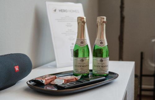 Graz City Centre Apartamento | Boho Design Studio - Historic City Center with Free Parking & AirCon by HERO HOMES