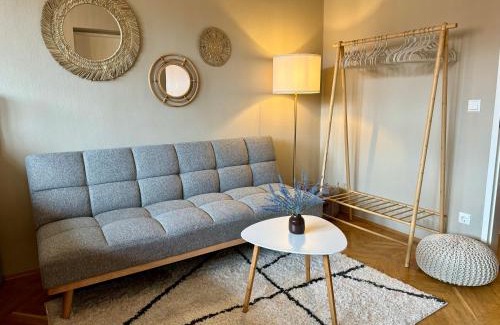 Graz City Centre Apartamento | Boho Design Studio - Historic City Center with Free Parking & AirCon by HERO HOMES