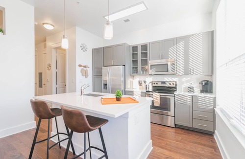 Barclay Downs Condominio | BoHo Flat in Stylish SouthPark Charlotte~King Bed~Long Term Welcome