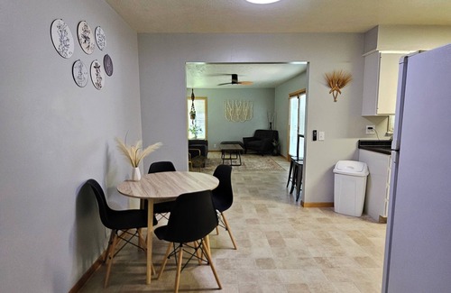 Climbing Hill Casa | Boho House- 4 bedrooms/2 bath - just outside of Sioux City, close to everything!