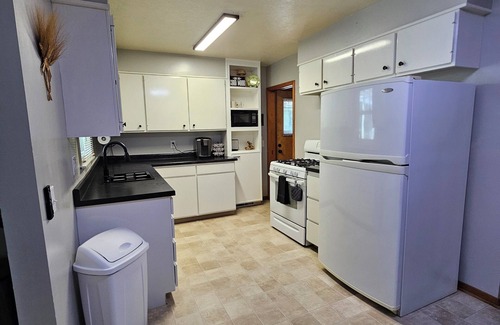 Climbing Hill Casa | Boho House- 4 bedrooms/2 bath - just outside of Sioux City, close to everything!