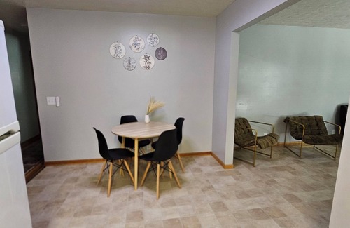 Climbing Hill Casa | Boho House- 4 bedrooms/2 bath - just outside of Sioux City, close to everything!