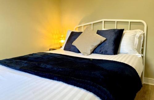 Southampton City Centre Casa | Boho Modern Entire House in Southampton - Sleeps 13 - 5 Bedrooms - 7 Beds - Overlooking the original city walls -walking Distance to the city centre & Cruise Terminals - Private garage