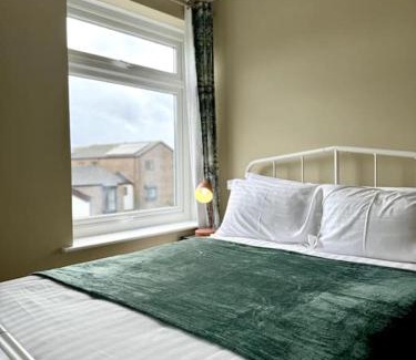 Southampton City Centre Casa | Boho Modern Entire House in Southampton - Sleeps 13 - 5 Bedrooms - 7 Beds - Overlooking the original city walls -walking Distance to the city centre & Cruise Terminals - Private garage