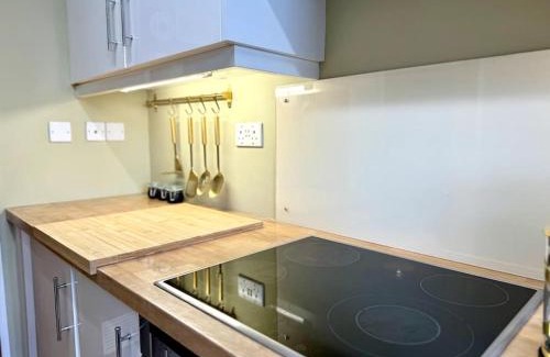 Southampton City Centre Casa | Boho Modern Entire House in Southampton - Sleeps 13 - 5 Bedrooms - 7 Beds - Overlooking the original city walls -walking Distance to the city centre & Cruise Terminals - Private garage