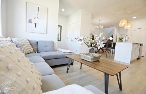 Southwest Edmonton Casa | BoHo Modern Retreat King Bed,Fireplace,Disney
