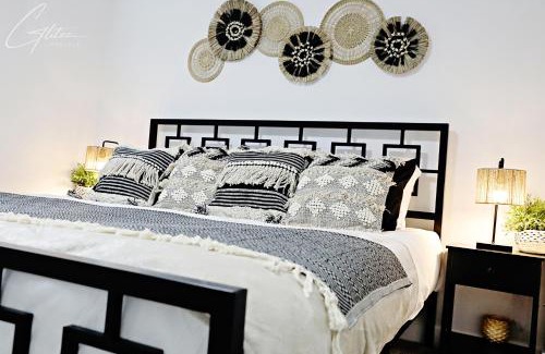 Southwest Edmonton Casa | BoHo Modern Retreat King Bed,Fireplace,Disney