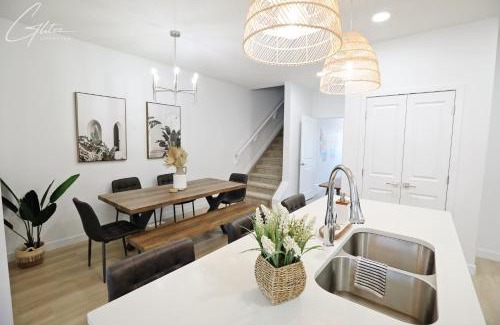 Southwest Edmonton Casa | BoHo Modern Retreat King Bed,Fireplace,Disney